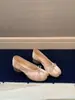 Versión de Piel de Oveja del Mismo Estilo que Uva Ma, Dos Versiones de Impresionantes Zapatos de Ballet de Seda para Mujer con Lazo y Diseño de Punta Dividida Tipo Pata de Cerdo