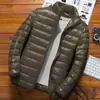 2023 Nueva Chaqueta de Invierno Ligera de Pluma y Algodón Acolchada de Algodón para Hombre Corta con Cuello Vertical Estilo Coreano Ajustada Ultradelgada Chaqueta Abrigo Talla Grande