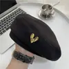 Boina estilo coreano para mujer Otoño e Invierno Retro Amor Metal Lana Celebridad de Internet Primavera y Otoño Negro Sentido del Diseño Nicho Sombrero de Pintor