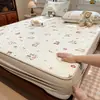 Sábana Acolchada de Gasa Arrugada Linda de Dibujos Animados, Esterilla a Prueba de Orina y Suciedad, Protector de Colchón Impermeable y Antideslizante, Juego de Tres Piezas