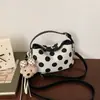 Bolso único de lunares, nuevo modelo verano 2026, bolso cruzado para hombro para salidas, bolso de mano pequeño, lujo ligero, versátil, sensación de alta gama para mujeres