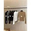 Aquí tienes una dulce camisa básica minimalista de estilo coreano con mangas largas, ribete en la línea de los hombros, cintura ceñida para un efecto adelgazante y un cuello ligeramente alto, 66980