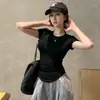 Camiseta de manga corta con cuello redondo y hombro irregular, nuevo diseño de verano en negro, elegante y estiliza la figura con un efecto de ceñido a la cintura