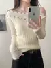 Top de punto blanco estilo coreano, de manga larga, hombros descubiertos, para mujer, diseño irregular único y hermoso, adecuado para otoño, con diseño que revela la clavícula