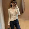 Camiseta de moda irregular elegante de manga larga con cuello en V plisado para mujer, adecuada tanto para llevar sola como debajo de otra prenda, nuevo top ajustado de principios de otoño 2026