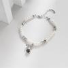 Pulsera de Perlas con Colgante de Conejo Plateado Pequeño Versátil de Lujo Ligero Estilo Francés para Mujer Joyería Nicho de Alta Gama que No se Desvanece