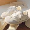 Novos sapatos de prancha chiques e versáteis para a primavera de 2025, sapatos brancos pequenos com sola grossa e dopamina para meninas, calçados de treinamento alemães