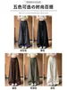 Calça feminina estilo coreano, cor de café, corte relaxed, perna larga, coleção outono 2026, cintura alta, modelagem solta, emagrecimento e valoriza silhuetas petite, com design de perna curva