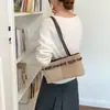 Bolso grande de mujer estilo retro, nuevo modelo de otoño 2026, bolso de hombro de alta gama para el día a día, bolso de axila moderno y versátil