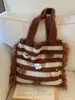 Bolsa Grande de Tricô em Cor Contrastante para Mulheres 2025 Nova Tendência Moda Bolsa Tote com Flores Outono e Inverno Popular Bolsa de Ombro Relaxada