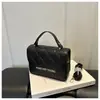 Bolso pequeño cuadrado de moda de este año 2026 otoño nueva moda versátil de alta calidad con textura para hombro cruzado para mujer con diseño en relieve