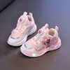 Zapatos de princesa estilo coreano 2026 para niñas pequeñas, con diseños de dibujos animados, adornos de mariposas, parte superior de malla, suela suave y cierres de velcro, con luces