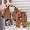 Conjunto de Roupa de Primavera para Meninos 2026 Novo Estiloso Roupa Esportiva Infantil Conjunto de Três Peças de Manga Longa para Bebês Primavera e Outono Tendência Atacado