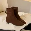 Botines skinny de ante con punta cuadrada retro para mujer, nueva colección otoño/invierno 2026, versátiles, que realzan la altura, con cremallera trasera, botines de tobillo y tacones gruesos.