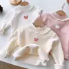 Roupas de outono e inverno para meninas: tops de segunda pele estilosos para bebês, designs modernos e exclusivos, estilo coreano, com forro de fleece, tecido espesso e acabamento em renda bordada