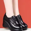 Otoño 2026 Versátiles de Suela Gruesa Punta Redonda Tacón de Cuña Nuevos Zapatos de Madre con Cordones Suela Suave Cómodos Ligeros Tacones Altos