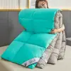 Colcha de terciopelo con plumas y bloques de color en sarga, engrosada y cálida para el invierno, con tejido de sarga anti-plumas, adecuada para primavera y otoño, colcha de algodón con plumas