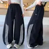 Pantalones para niñas, colección primavera/otoño 2026, estilo nuevo, pantalones deportivos de rayas estilo americano para niñas, pantalones de otoño cortavientos, pantalones de pierna ancha para niños mayores