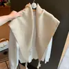 Nueva colección de otoño e invierno: Bufanda triangular de alta gama para mujer, con un diseño relajado y elegante, de corte irregular y que proporciona calidez como capa exterior.