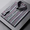 Camisa de Hombre de Manga Larga Nueva de Primavera Camisa de Raya Vertical Elástica Camisa de Negocios Moderna para Hombre Corte Ajustado Sin Planchar Camisa Antiarrugas