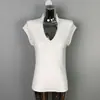 Nuevo estilo verano 2025, sencillo, cuello en V, corte ajustado, realza la figura, sexy y elegante, versátil, top de punto sin mangas para mujer