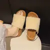 Sandalias de felpa con correa única y suela plana para mujer, nuevo estilo otoño/invierno 2026, suela suave, antideslizantes, a la moda y versátiles pantuflas