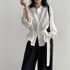 Elegante camisa de estilo europeo de manga larga holgada con cinturón, nueva colección otoño 2026, camisa entallada a la cintura para atuendos de moda para damas