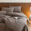 Nuevo juego de cuatro piezas de algodón 100% de color liso, alta densidad de hilos, algodón de fibra larga, engrosado y cepillado, funda de edredón simple para otoño e invierno, colcha y sábana bajera al por mayor