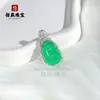 Colgante de ágata verde vibrante, tipo hielo natural, un diseño de moda para mujer, con una calcedonia similar al jade en un collar elegante y versátil.