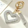 Nuevo llavero con forma de corazón hueco con diamantes, accesorio de arcilla totalmente cubierto de diamantes, decoración para bolso de mujer, colgante para interior de coche
