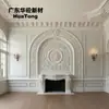 Chimenea de yeso Rococo de gran arco con paredes completamente talladas, integrada en la chimenea central de la sala de estar y el techo abovedado de la mansión
