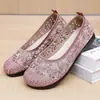 Sapatos de Tecido Old Beijing para Mulheres no Atacado, Sapatos de Malha Respiráveis para Mães de Meia-Idade e Idosas, Sapatos Slip-On Bordados com Solado Macio Antiderrapante