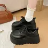 Sapatos pretos de couro com sola grossa, que aumentam a altura, para mulheres baixinhas, estilo britânico, 2026, mocassins elegantes com cadarço para primavera/outono