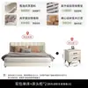 Cama tapizada de rayas verticales minimalista moderna, patas metálicas finas de color blanco roto, cama doble de 1.8 metros para dormitorio principal, cama de bodas minimalista italiana