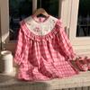 Vestido Doce para Meninas com Bordado de Morango Coleção Primavera 2026 Roupas Infantis Gola com Babados Vestido Xadrez para Crianças Vestido Princesa Color-Block