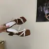 Primeiro Encontro com as Sandálias de Tanga com Estampa de Leopardo Estilo Francês e Tiras Finas para Mulheres, Novo Modelo Verão 2026, Sandálias de Uso Duplo