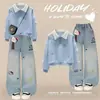 Camisa polo dulce y linda con corbatín y pantalones de mezclilla de Hello Kitty, modernos y elegantes - un conjunto de dos piezas para niñas