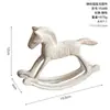 Ornamentação de cavalo de balanço animal em ferro fundido vintage desgastado, minimalista moderno, para casas modelo, escritórios de vendas e decorações de mesa de entrada