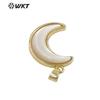 WT-JP326 Pendientes Colgantes Creativos Lindos Pequeños con Diseño de Luna de Moda y Concha Dorada Curva
