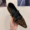 Nuevos zapatos Mary Jane retro de estilo francés con estampado de leopardo y punta fina para mujer, con un diseño de una sola tira y un discreto tacón interior para mayor altura.