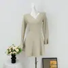 Vestido de tricô estilo francês para mulheres, nova coleção de outono, design de manga longa, acinturado, efeito emagrecedor, elegante vestido curto