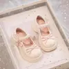 Sapatos de Princesa para Meninas Sapatos Pequenos de Couro Infantis 2026 Nova Coleção Primavera Verão Sapatos de Pérola para Meninas Sola Macia Laço Sapatos Individuais