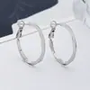 Estilo nuevo delgado adelgazante de cara cara pequeña diseño de nicho textura esmerilada aretes hermoso círculo liso estilo fresco aros redondos clásicos
