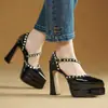 Tacones Super Altos Tachonados para Mujer 2026 Verano Nueva Tendencia Charol Brillante Tacón Grueso Huecos Impermeables Plataforma Sandalias de Punta Cerrada