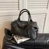 Bolso de mano retro de gran capacidad de comercio exterior europeo y americano para mujer, bolso cruzado de hombro esmerilado de alta gama para principios de otoño de 2024
