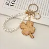 Chaveiro Trevo da Sorte de Quatro Folhas Totalmente Cravejado com Strass Pérola Contas Leve Luxo Versátil Strass Exquisito Pingente de Bolsa Presente