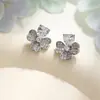 Brincos de Trevo da Sorte com Micro-Cravação de Diamantes para Mulheres, Brincos de Design de Luxo de Nicho Coreano e Japonês, Modernos e Versáteis para o Dia a Dia