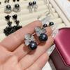 Brincos de luxo estilo escuro com diamantes incrustados em camélia, banhados a ouro preto, brincos de pedras preciosas com laço da moda, tudo combinando