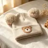 Touca de tricô fofa de urso para bebê para outono e inverno com pompons duplos, espessada para aquecimento, adequada para meninos e meninas, atacado
