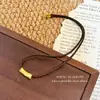 Colar Minimalista de Corda Trançada Dourada com Tubo Curvo Padrão Martelo para Mulheres, Exquisito e de Alto Padrão, Estilo Cool, Corrente Única para Clavícula de Comutador